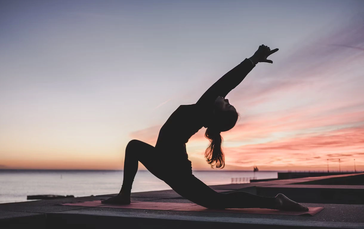 O persoană se antrenează la sala de fitness